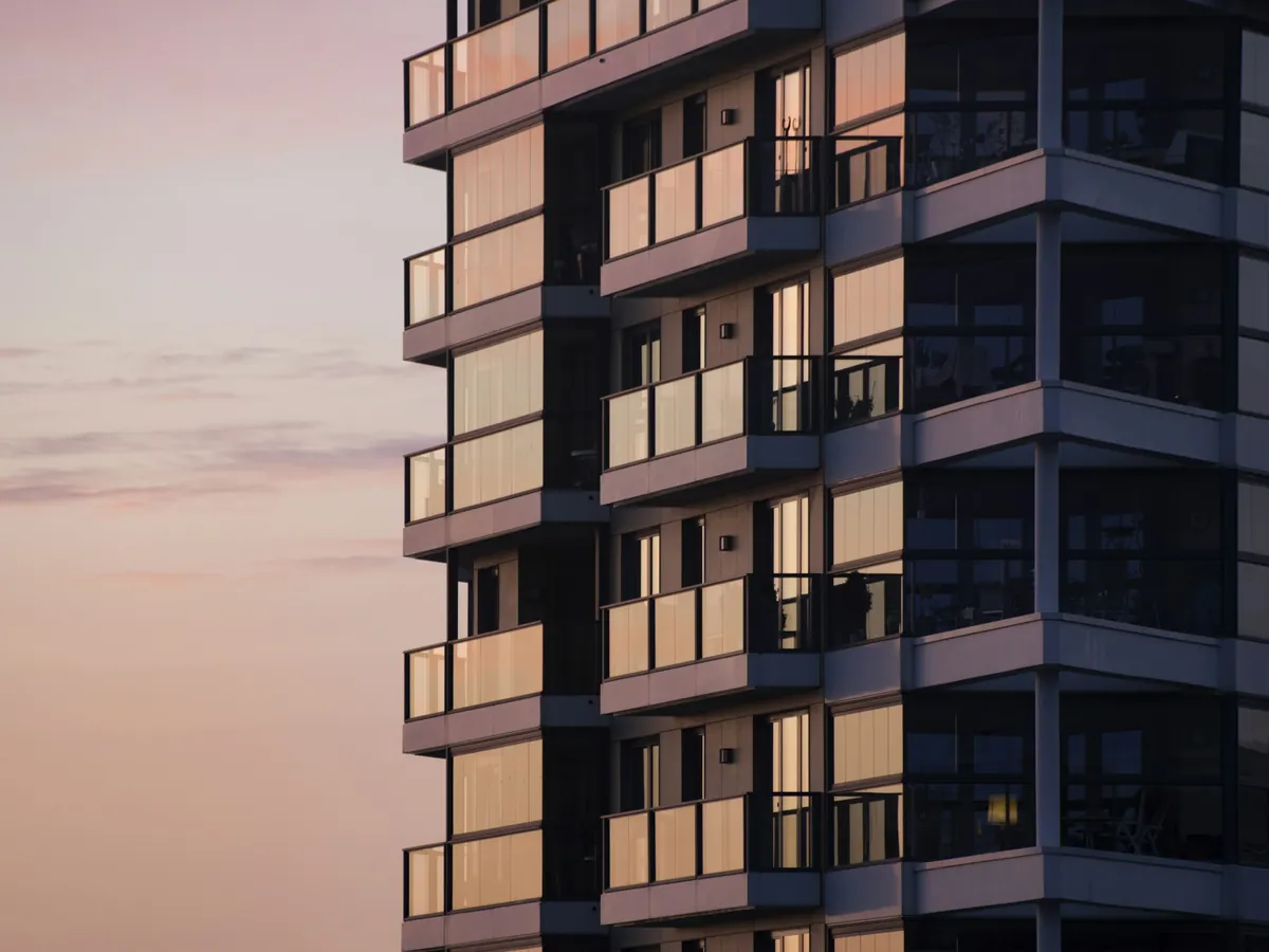 Edificio moderno de departamentos con balcones de vidrio