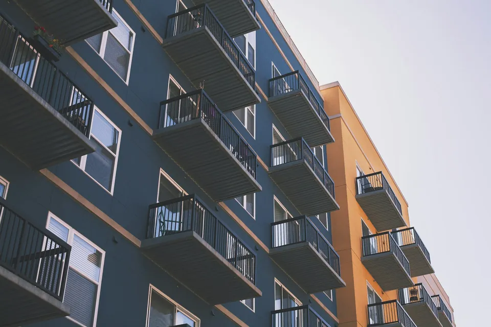 Edificio de departamentos con balcones visto desde abajo