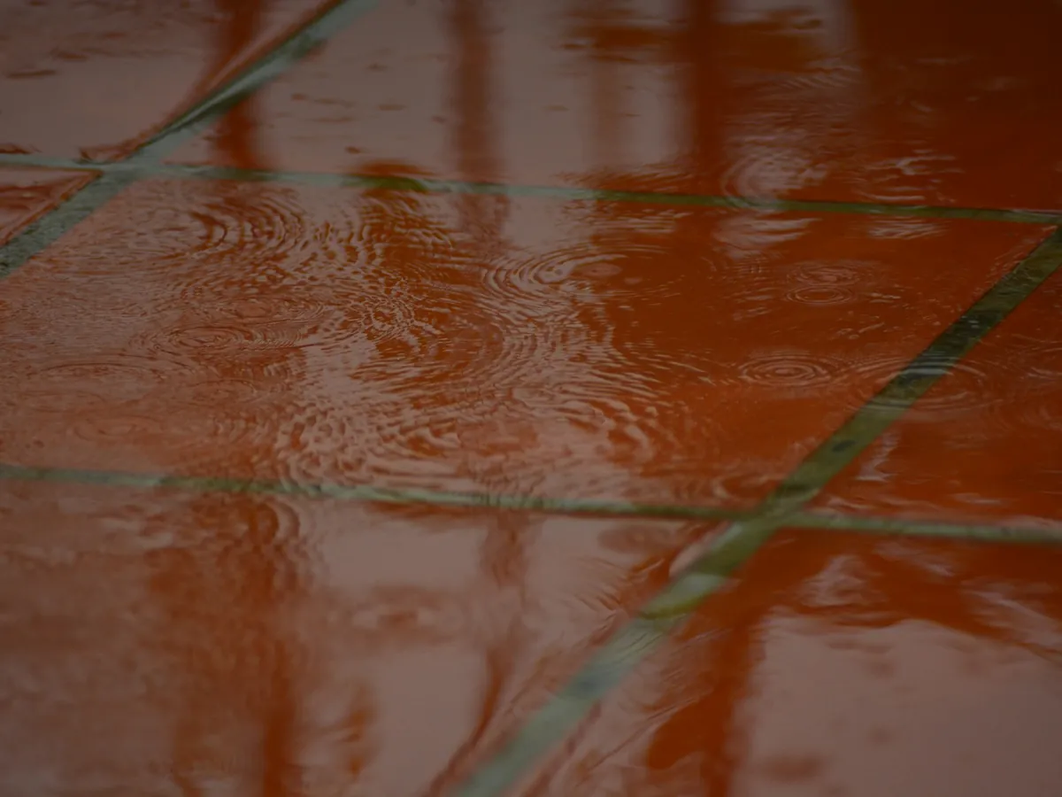 Piso de terraza de baldosas mojado después de la lluvia